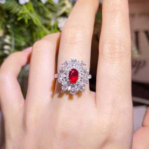 Magnifique bague en or 18 carats sertie d'un rubis naturel non chauffé de 1,25 ct, couleur sang de pigeon, taille ovale, avec 49 grands diamants de haute qualité. - Product Image 3