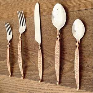 Juego de Cubiertos Moderno de 24 Piezas, Juego de Cubiertos con Mango Martillado, Juego de Cuchillos, Tenedores y Cucharas de Acero Inoxidable con Baño de Oro PVD para Comidas Elegantes - Product Image 2