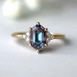 Anillo de Compromiso y Boda Hexagonal de Plata de Ley 925 con Baño de Oro Rosa y Alejandrita, Gema Delicada que Cambia de Color, Lujoso - Product Image 1