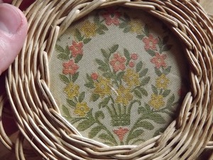 Elegante Posavasos Redondo de Ratán con Diseño Floral, Tapete Decorativo para Centro de Mesa, Cocina y Decoración del Hogar, de la India - Product Image 2