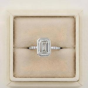 Bague de fiançailles en or massif 10K 14K 18K avec émeraude 3.01CT et diamant de laboratoire taille ronde 0.30CT sertis pavé – Design de joaillerie fine - Product Image 1
