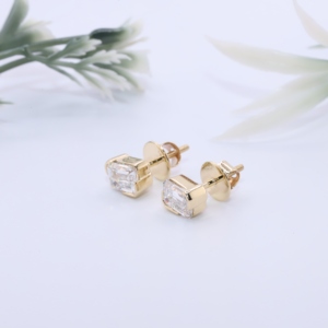 Boucles d'oreilles clous en or jaune avec diamant de laboratoire taille émeraude, serti clos, style solitaire, à visser, bijoux fins pour cadeau - Product Image 2