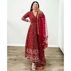 Fil de vêtements chinois traditionnels et travail de séquence embelli fête porter haut bas et ensemble Dupatta - Product Image 4