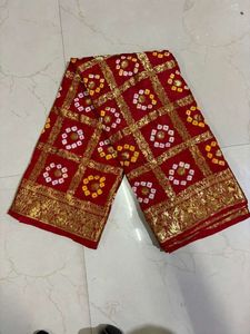 Sari en soie artisanale de luxe du Rajasthan, style Bandhej, traditionnel, teint à la main, pour la collection de mariages et de fêtes - Product Image 3