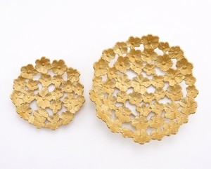จานโลหะลายดอกไม้สีเหลืองทรงกลม งานแฮนด์เมด แกะสลักลายพืช สำหรับงานเลี้ยง - Product Image 3