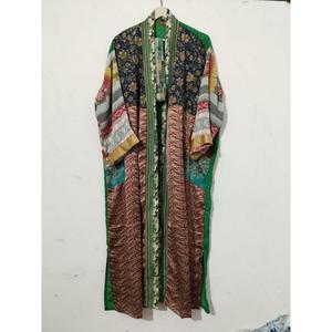 Kimono de luxe d'été, robe longue patchwork faite main, style indien vintage, en soie de sari recyclée, idéal comme cache-maillot ou tenue de nuit. - Product Image 5