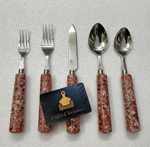 Ensemble de couverts de style vintage en acier inoxydable avec manche en résine et terrazzo, comprenant cuillère, fourchette et couteau, vaisselle, ustensiles de cuisine - Product Image 1