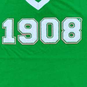 Camiseta Premium de Chenilla con Cuello en V para Mujer, Bordado de Letras Griegas, Ribete en Contraste, Top Casual de Alta Calidad para Verano - Product Image 3