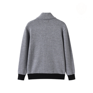 Cardigan en tricot premium gris Alpha pour hommes, logo personnalisé, vêtements universitaires, fraternité, sororité, collège, école, vente en gros OEM/ODM - Product Image 2