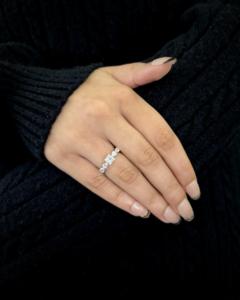 Elegante Anillo de Plata de Ley Sólida con un Diamante Central Radiante de Corte Princesa y Piedras Laterales en Forma de Pera, Anillo de Promesa - Product Image 1