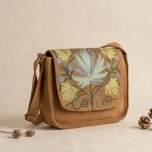 Bolso bandolera con bordado Crewel de Cachemira en gamuza marrón castaño con loto azul y crisantemo amarillo - Product Image 2