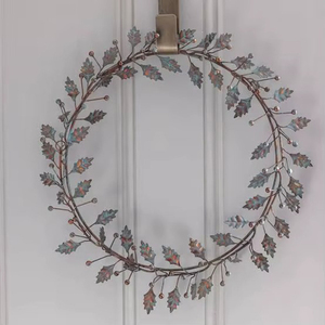 Corona de Metal Rústica con Adornos de Acebo, Acabado en Cobre Verdigris Vintage, Decoración Elegante para Puerta Navideña, Placa Decorativa Encantadora para Colgar en la Pared en Invierno - Product Image 2