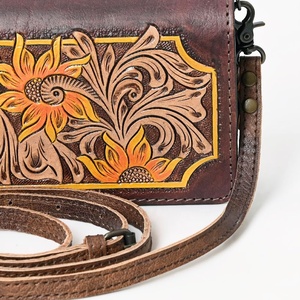 กระเป๋าสะพายข้างหนังแท้สไตล์ตะวันตกดีไซน์แกะสลักด้วยมือ - Product Image 2