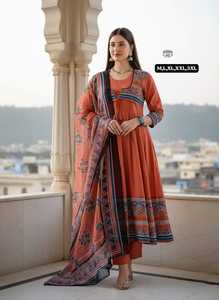 Ensemble Anarkali Kuri en coton brodé par des artisans, avec pantalon et dupatta - Product Image 6