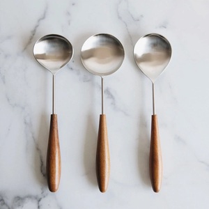 Cuchara de Servir de Acero Inoxidable con Mango de Madera para Cocina, Servir Sopa, Salsa y Uso Diario en la Comida - Product Image 2