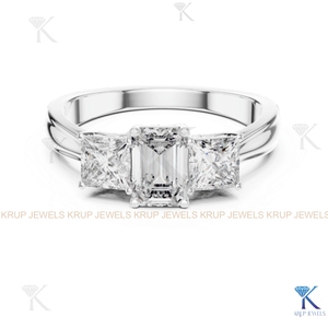 Bague à trois pierres en diamant de laboratoire CVD HPHT, émeraude et taille princesse, or jaune massif - Product Image 5