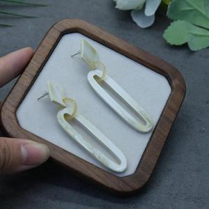Boucles d'oreilles géométriques modernes en corne, polies, artisanales, écologiques, HASAN CRAFT du Uttar Pradesh, forme blanche - Product Image 3