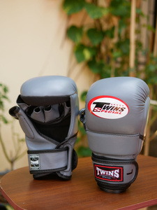 ถุงมือชกมวยหนังวัวคู่คุณภาพสูงสำหรับฝึกซ้อม MMA แบบปรับแต่งได้ น้ำหนักเบา สำหรับผู้ใหญ่ ฝึกซ้อม MMA แบบกำหนดเองได้ - Product Image 3