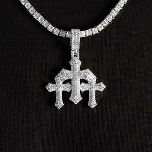 Colgante de Lujo con Triple Cruz |   Collar con Colgante de Tres Cruces en Oro Blanco con Incrustaciones de Diamantes |   Joyería Cristiana de Hip Hop - Product Image 3