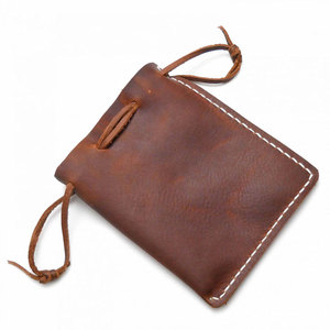 Sac à dés en cuir véritable personnalisé avec cordon de serrage et pochette de rangement pour dés et accessoires - Product Image 1