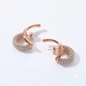 Modernos y Accesibles Pendientes de Aro Dobles en Forma de C con Diseño de Lujo en Dos Tonos, con Diamantes de Laboratorio D VVS y Pavé, Regalo en Oro de 18K - Product Image 5