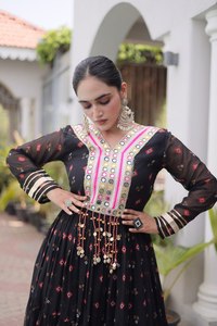 Kurti de georgette sintético con estampado Bandhej, bordado Gamthi y adornos de espejo, perfecto para las noches de Garba. - Product Image 3
