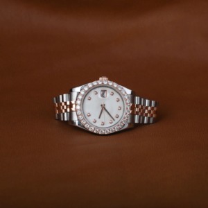 Montre Aurevail VVS Moissanite en or entièrement sertie de pierres, boîtier rond classique, cadran blanc, chiffres romains, lunette cannelée, montre de luxe personnalisée - Product Image 1
