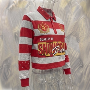 Camiseta de Béisbol Snowgrace de Manga Larga a Rayas con Cuello Camisero, Logotipo Bordado con Pedrería, Corte Regular, Ropa para Mujer - Product Image 2