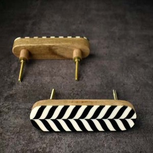 Poignée de tiroir de bar en bois moderne avec incrustation en résine à rayures noires et blanches - Product Image 1