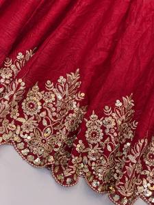 Robe Anarkali rouge traditionnelle pour femme en soie avec broderie dorée, longueur ras du sol, pour mariage, style indien et pakistanais - Product Image 2