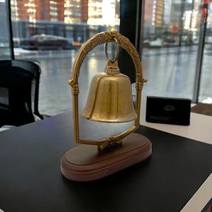 Campana de Latón y Madera Brillante de 4 Pulgadas con Soporte de Marco de 10 Pulgadas, Decoración Artística Ligera para Escritorio/Oficina, Recepción y Exhibición Decorativa - Product Image 5
