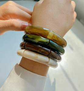 Pulseras de acrílico para mujer, pulseras gruesas de resina acrílica irregular, conjunto de brazaletes geométricos de moda. - Product Image 1