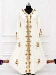 Robe Abaya Kaftan Bleu Marine Brodé Az Creation à Manches Larges en Soie avec Motifs Floraux pour Fêtes, Tissu de Base - Product Image 1
