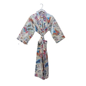 Kimono Boho Bliss en coton 100% avec un kimono à encolure en V Free-Spirited Vibe avec un design simple et un imprimé floral pour des vêtements de nuit décontractés - Product Image 1