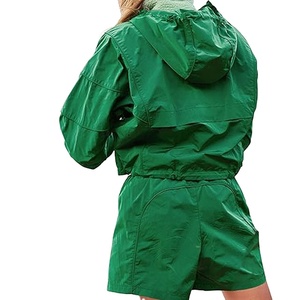 2026 conjunto de pantalones cortos con logotipo bordado personalizado conjunto de cortavientos recortado impermeable para gimnasio de mujer con logotipo personalizado conjuntos cortos - Product Image 2