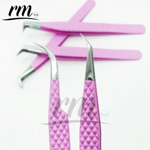 Pince à cils RMI rose avec revêtement poudré et paillettes argentées, pour volume russe, courbure en U ou pointe argentée - Product Image 2