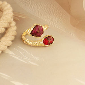 Anillo ajustable de serpiente con apertura frontal, chapado en oro de 18k, con doble gema de rubí Mohave y turquesa cobriza, joyería llamativa. - Product Image 4