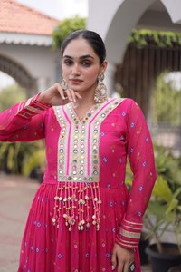 Nuevo Vestido de Fiesta TENNECY para Mujer, Largo hasta el Tobillo, en Faux Georgette, con Estampado Laheriya, Parches Kutchi, Sin Arrugas, de Secado Rápido - Product Image 6