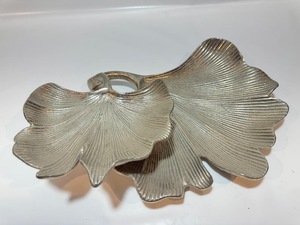 Plateau décoratif de luxe en aluminium moulé argenté en forme de feuille, plat de présentation texturé pour centre de table, accent de table pour salon et hôtel, vente en gros - Product Image 4
