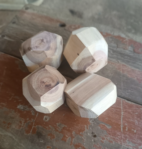 Roca de Madera Inspirada en Tumi Ishi, Fabricada con Madera Dura para Adorno de Escritorio y Uso Decorativo, Vietnam - Product Image 2