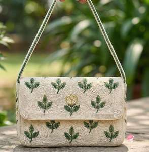 Sac à bandoulière artisanal perlé, motif floral et feuilles, vert botanique, détails tissés et boutons, usage quotidien, écologique, léger, style bohème - Product Image 1