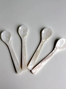 Cuillère à caviar en nacre avec finition polie, cuillère en coquille artisanale de luxe pour restaurants gastronomiques - Product Image 3