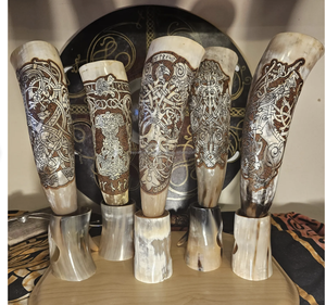 Corne à boire faite à la main avec support en bois massif gravé à la main Style animal poli Technique artisanale - Product Image 4