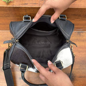 Mini sac polochon de week-end en cuir repoussé artisanal avec bandoulière réglable en fourrure de vachette Poches intérieures en pierre turquoise - Product Image 6