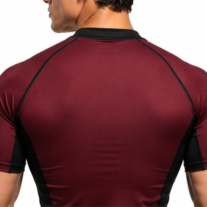 Camiseta de compresión de manga corta para hombre, top premium cómodo, estampado frontal en negro y granate, elástico, activo, potente, movimiento flexible para mí. - Product Image 4