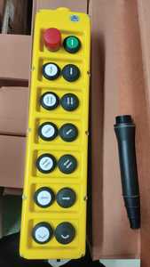 Estación de Control Remoto Industrial CMK con Botón Pulsador para Grúa EOT, Clasificación IP65, Cuerpo de Plástico Amarillo, Bloqueo Mecánico, Uso Industrial Pesado - Product Image 4