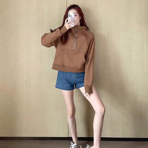 เสื้อฮู้ดครอปผ้าฝ้ายสำหรับผู้หญิงแบรนด์ส่วนตัวนี้ให้ความกระชับแบบนักกีฬา พร้อมมอบความสบายระดับพรีเมียมสำหรับการใช้งานในชีวิตประจำวัน - Product Image 1