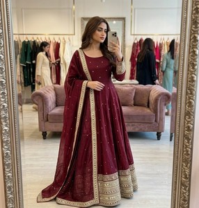 Elegante conjunto de vestido festivo de satén de seda con intrincado bordado de lentejuelas dobles y dupatta con borde de encaje a juego para mujer - Product Image 1