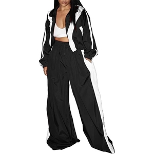 Ensemble de survêtement sportif 2 pièces pour femme, rayé noir et blanc, coupe ample, en polyester tricoté, manches longues, patchwork écologique, collection printemps - Product Image 1