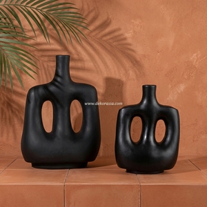 Vase Hoyo S noir mat en argile terracotta, abstrait, à double poignée, fait main, en céramique sculpturale, vente en gros - Product Image 5